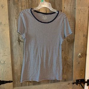 🔴 Blue and white striped tee